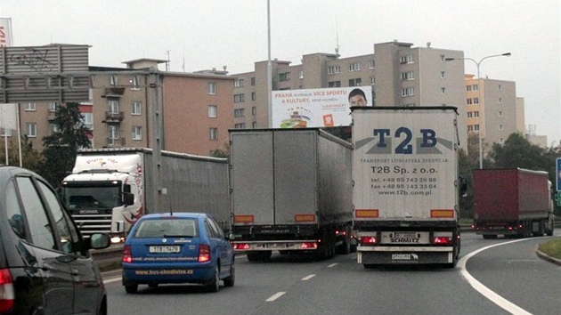 Kamiony zahltily Spoilovskou ulici.
