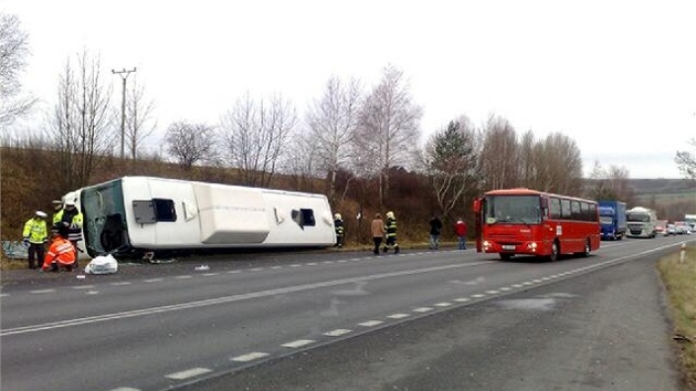 U Lotouše nedaleko Slaného havaroval autobus.