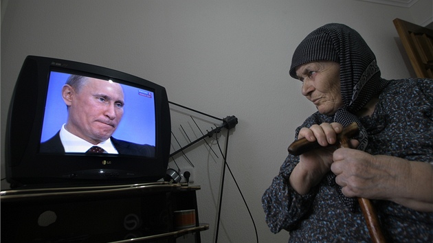 Putin demonstrant�m odpov�d�l v ka�dor�ní televizní show, v ní� naslouchá hlasu...