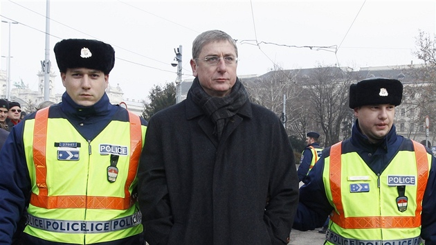Maarská policie odvádí expremiéra Ference Gyurcsányho od budovy parlamentu...