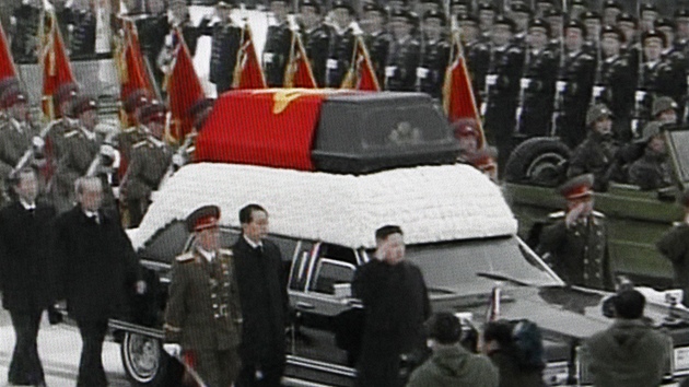 Poheb Kim ong-ila v Pchjongjangu. Rakev doprovází diktátorv syn Kim ong-un