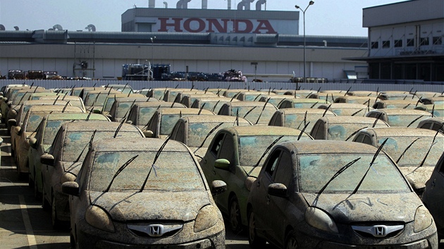 Automobilka Honda zaala ve sv thajsk tovrn rotovat vce ne tiscovku zabahnnch vozidel, kter se pi nedvnch zplavch ocitly pod vodou. (28. prosince 2011)