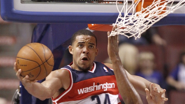 JaVale McGee z Washingtonu v duelu proti Philadelphii.