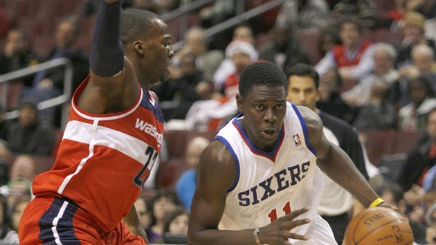 Shelvin Mack z Washingtonu se sna pekazit prnik Jrue Holidaye z Philadelphie. 