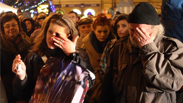 Nám�stí p�ed libereckou radnicí zaplnily ve st�edu stovky lidí, aby vzdaly úctu