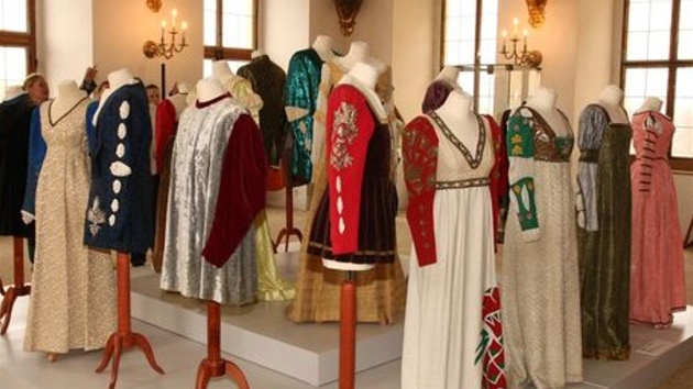Originální kostýmy na výstavu picestovaly z Barrandova.