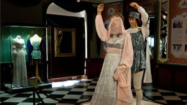 Popelka tančí s princem ve Svatební komnatě.
