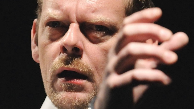 Martin Stránský (Macbeth) v inscenaci plze�ského divadla J. K.Tyla