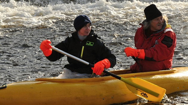 Lubomír Brabec se svým há�kem p�i váno�ním splouvání �eky Otavy.