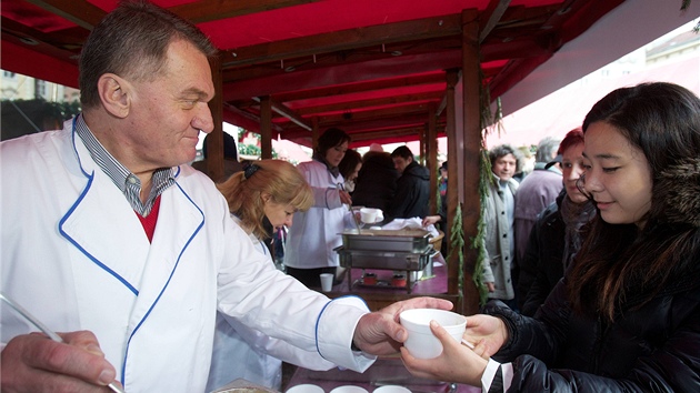 Na Starom�stském nám�stí rozléval pra�ský primátor Bohuslav Svoboda rybí