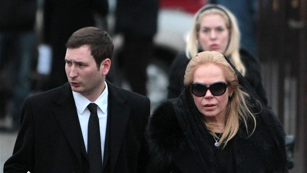Dagmar Havlová s dcerou Ninou přichází na pohřeb Václava Havla.