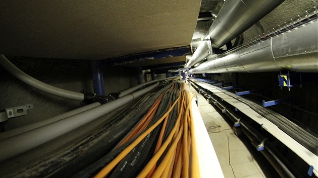 Technické chodby - kolektory - v podzemí Brna: podél stěn se táhnou police plné kabelů, které vedou proud, internet i telefon.
