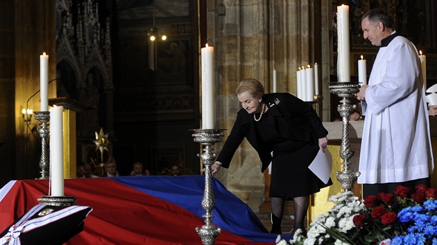 Madeleine Albrightová s ministrantem Tomá�em Sedlákem nad rakví prezidenta...