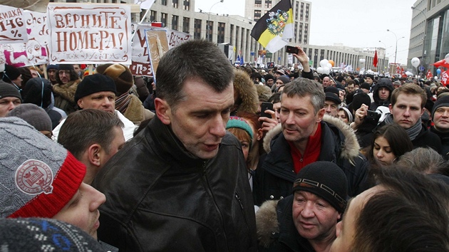 Rusk magnt Michail Prochorov promlouv s demonstranty. S vsledky voleb je nespokojen i on, Vladimiru Putinovi se chce v novch volbch postavit. (24. prosince 2011)