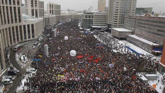 V centru Moskvy demonstruje podle organiztor vc ne 100 tisc lid, ady mluv o sotva 30 tiscch...(24. prosince 2011)