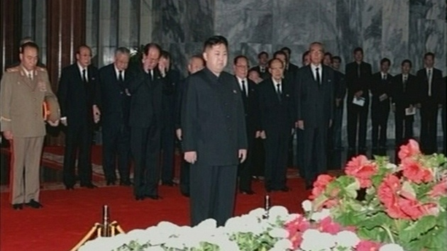 Nejmladí syn zesnulého severokorejského vdce Kim ong-un ped rakví svého