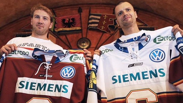 Petr Ton (vlevo) a Michal Bro� pózují s dresy hokejové Sparty.