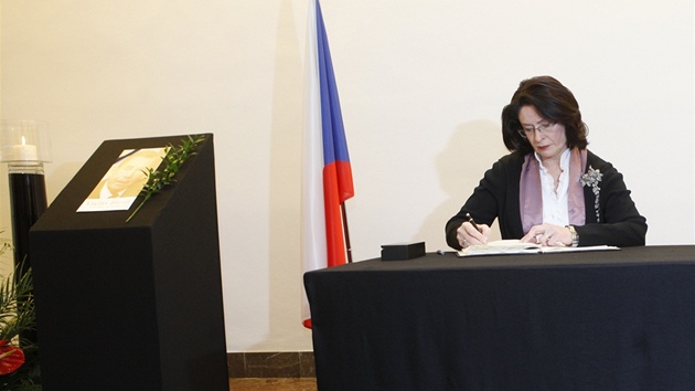 Pedsedkyn Snmovny Nmcov podpisem do kondolenn knihy uctila pamtku Vclava Havla (20. prosince 2011)