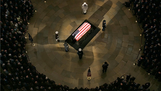 Americký prezident Ronald Reagan zem�el na zápal plic 5. �ervna 2004. Na