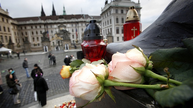 K soe TGM na Hradanském námstí v Praze pináejí lidé svíky a kvtiny. (23.