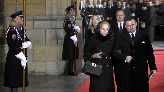 Jindřich Forejt doprovází Dagmar Havlovou cestou do katedrály svatého Víta. (23. prosince 2011)
