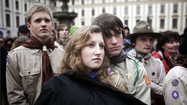 Skauti dr�í na Pra�ském hrad� minutu ticha za Václava Havla. (23. prosince 2011)