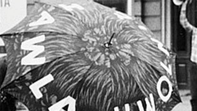 Václava Havla znali možná více v Polsku než lidé v Československu. V dubnu 1989 v Bielsku-Bialej nedaleko polsko-českých hranic demonstrovalo několik lidí za jeho propuštění z vězení. Na deštníku měli napsáno Havla propustit!