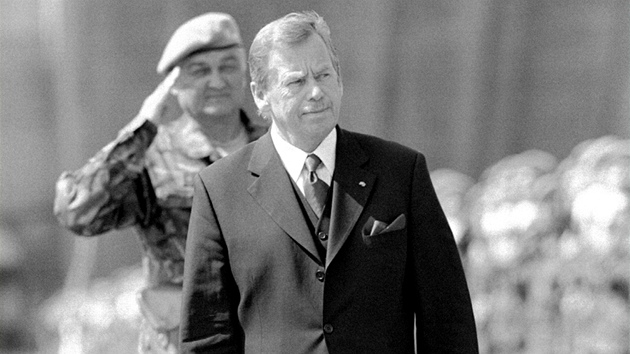 Prezident Václav Havel  roce 2000 při přehlídce nových vojáků v Hrabyni na Opavsku.