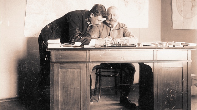 Poslední rakousko-uherský císa Karel I. (vlevo) v rozhovoru s vrchním...