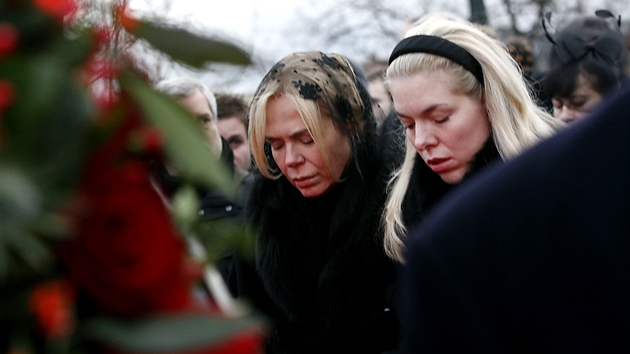 Dagmar Havlová s dcerou Ninou jdou po Karlov most za autem s ostatky bývalého