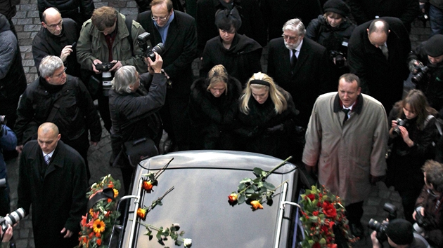 Dagmar Havlová ve smutením prvodu za autem s ostatky bývalého prezidenta