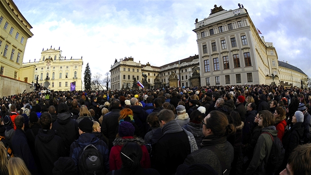 Lidé ekají na Hradanském námstí, aby se rozlouiili s bývalým prezidentem