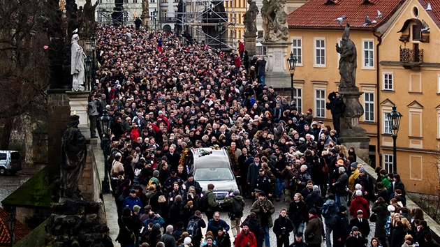 elo smutenho prvodu pi pohledu z Malostransk mosteck ve.