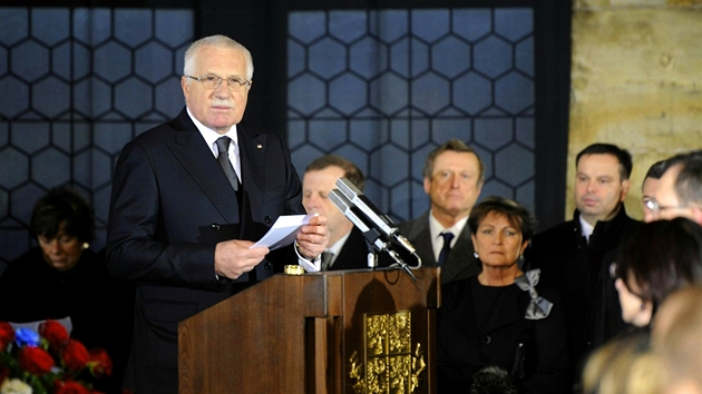 Prezident Václav Klaus pronáí na Hrad projev nad rakví bývalého prezidenta