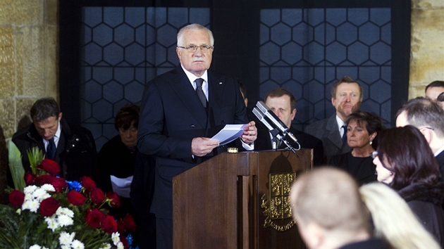 Prezident Václav Klaus pronáí projev nad rakví Václava Havla.