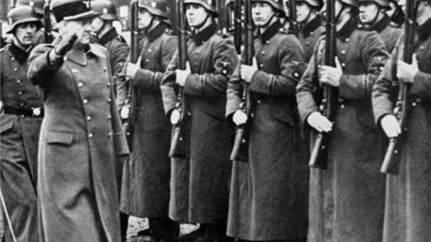 Vidkun Quisling p�i inspekci n�meckých vojsk v Norsku v roce 1945
