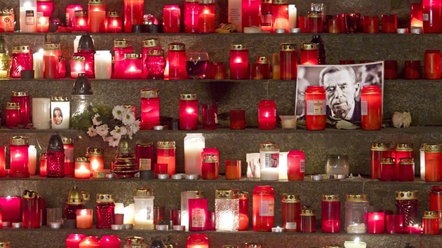 Pieta za Václava Havla u pardubického divadla
