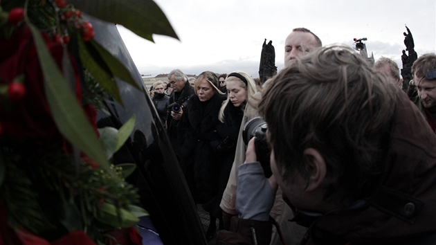 Dagmar Havlová p�i smute�ním pochodu za Václava Havla na Karlov� most�