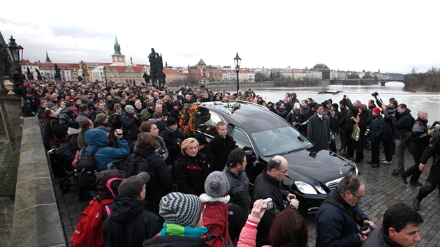 Mercedes s rakví Václava Havla na Karlov most