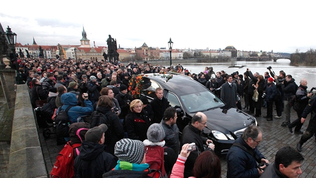 Mercedes s rakví Václava Havla na Karlov� most�