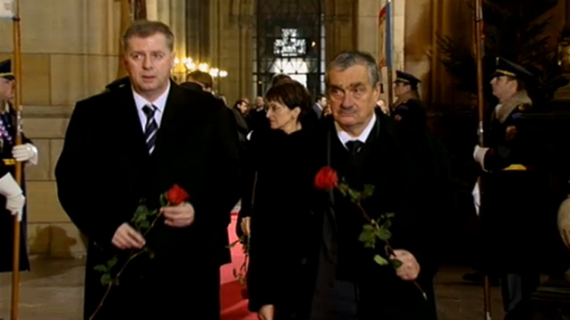 Ministi Karel Schwarzenberg a Petr Bendl v katedrále svatého Víta.