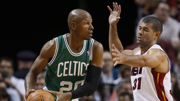 Raye Allena z Bostonu brání Shane Battier z Miami. 
