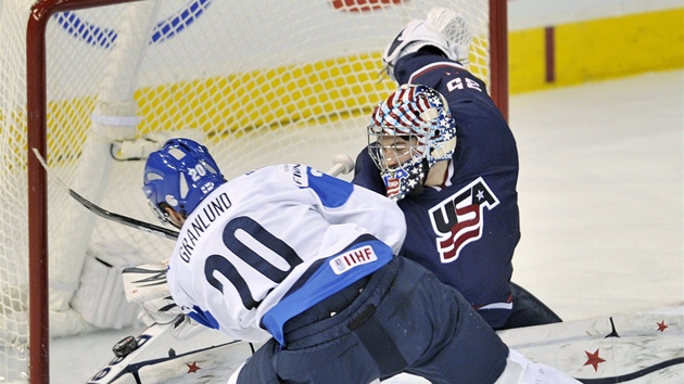 Branká výbru USA John Gibson zasahuje po stele finského hokejisty Mikaela