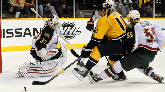 Martin Erat z Nashvillu v anci ped brankou Minnesoty. 