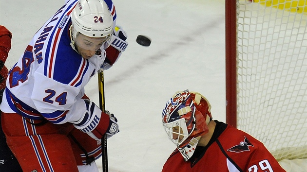 Brank Washingtonu Tom Vokoun el anci Ryana Callahana z New York Rangers. 