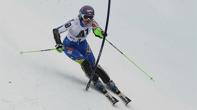 Tina Mazeová na trati slalomu v Lienzu. 