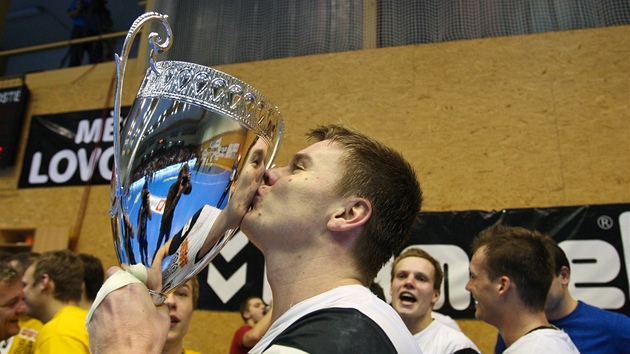 Lovosický Jan Landa s trofejí pro vítze eského poháru