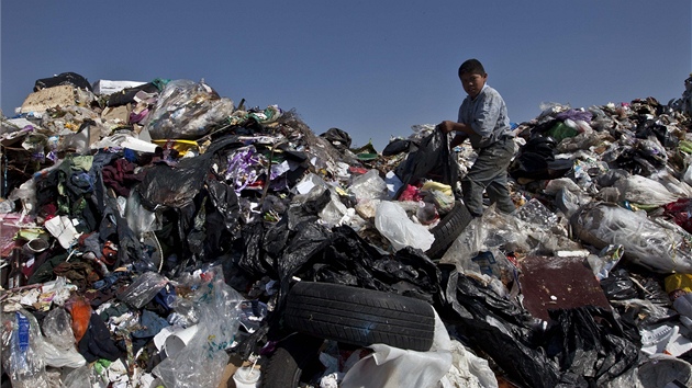 Skldka Bordo Poniente iv stovky Mexian, kte hledaj mezi odpadem recyklovateln vci