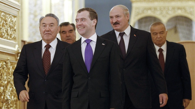 Ruský prezident Dmitrij Medved�v krá�í s prezidenty stát� Organizace smlouvy o