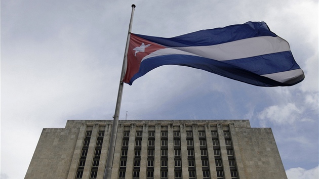 Na znamení smutku spustila Kuba vlajky na pl erdi. (20. prosince 2011)